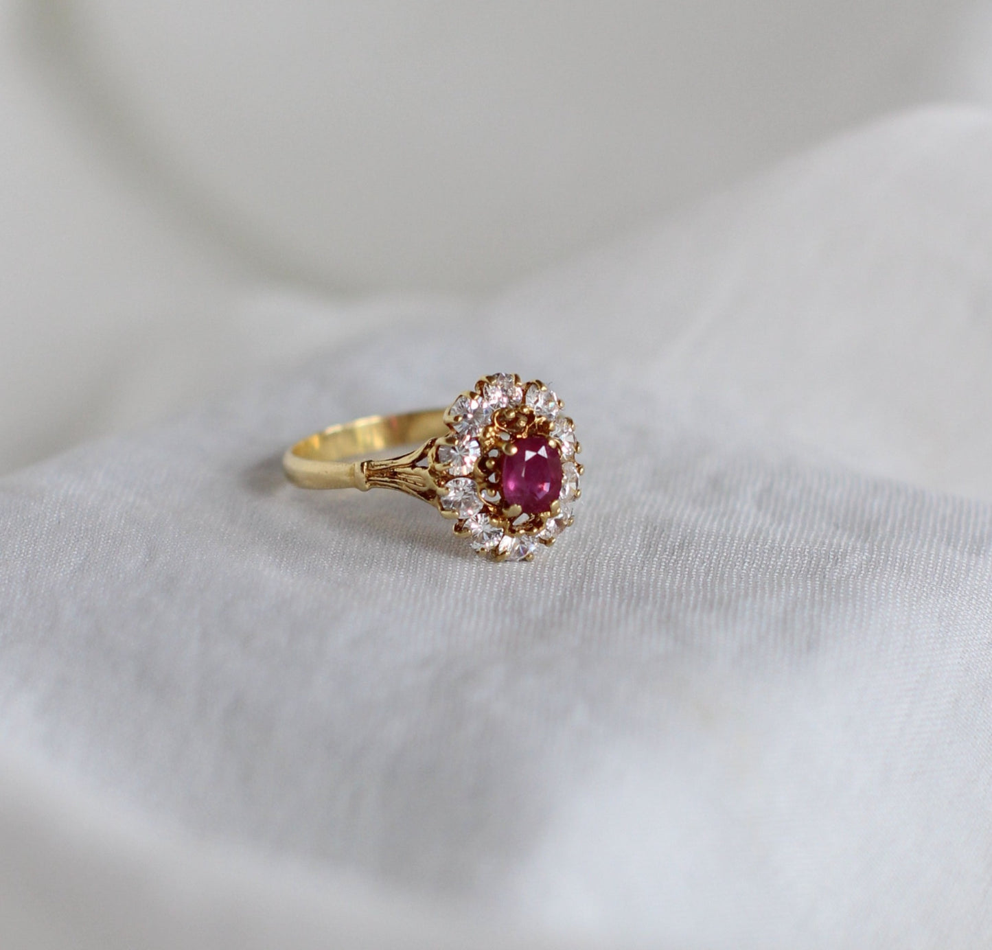 Bague "Entourage" en or 18 carats, rubis cerise et zircons cubiques