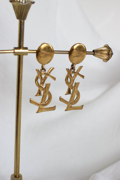 Boucles d'oreilles dorées avec logo Yves Saint Laurent des années 1980