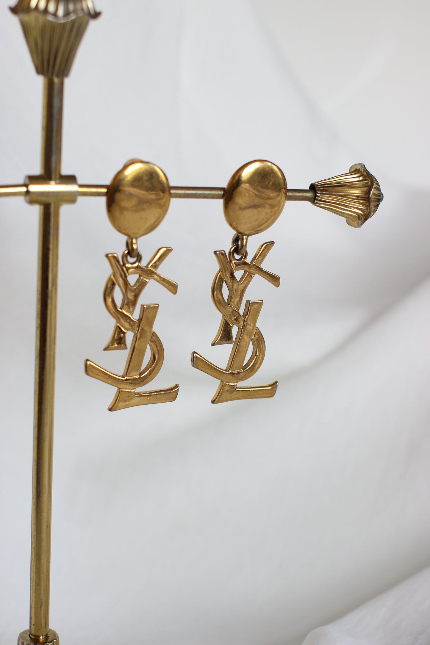 Boucles d'oreilles dorées avec logo Yves Saint Laurent des années 1980