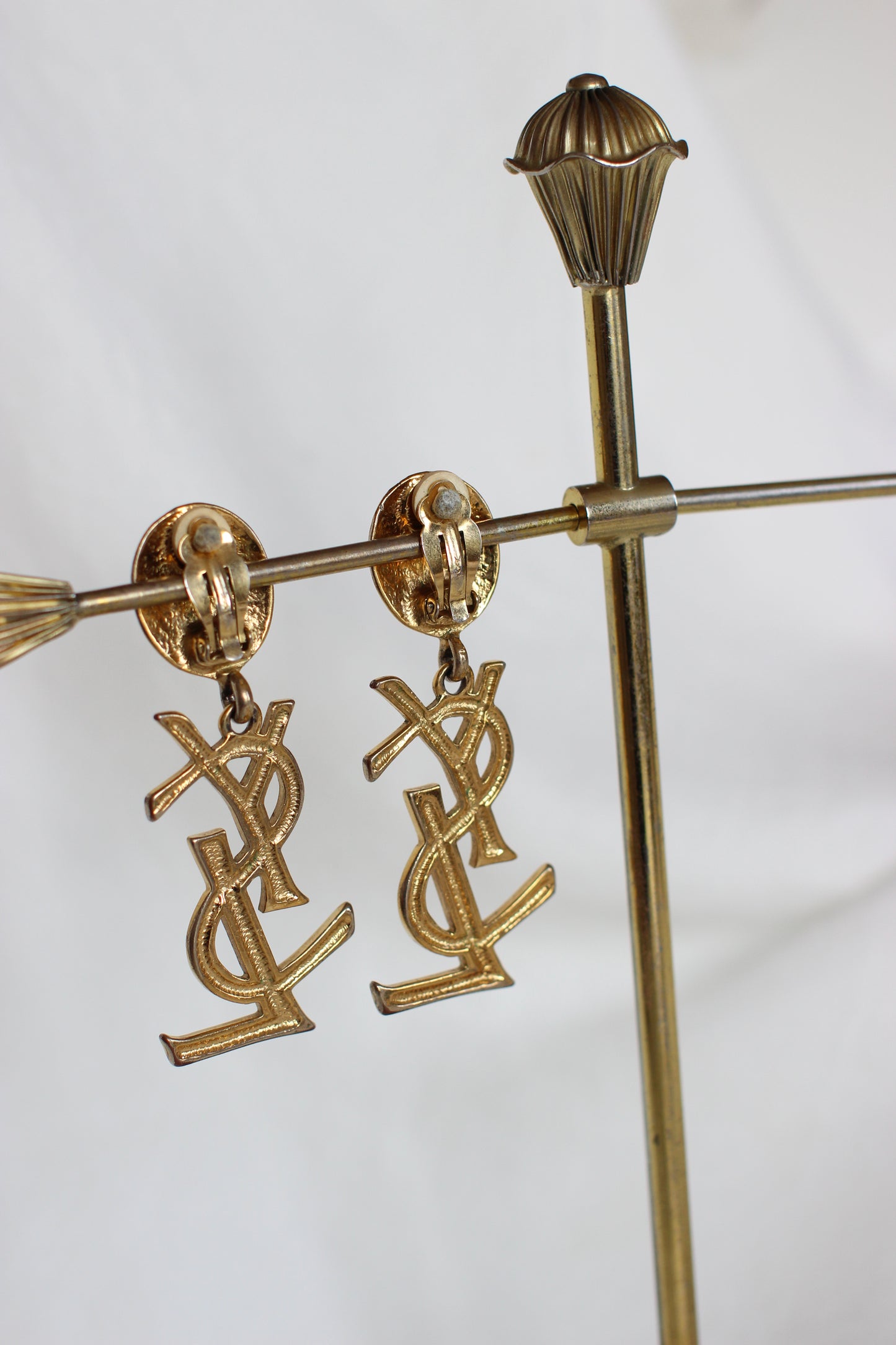 Boucles d'oreilles dorées avec logo Yves Saint Laurent des années 1980