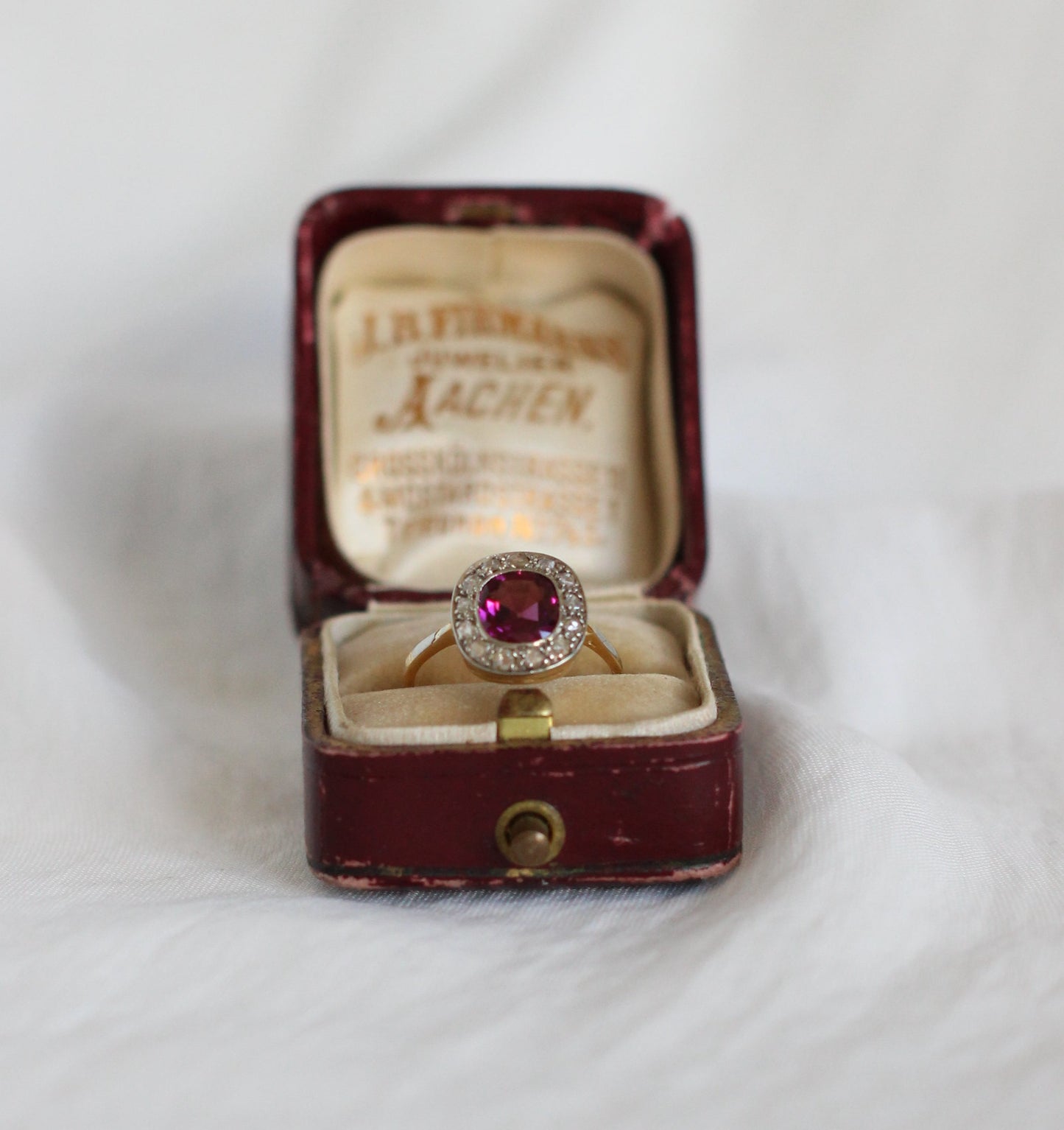 Bague Pompadour exceptionnelle en grenat rose ±2 carats en or 18 carats