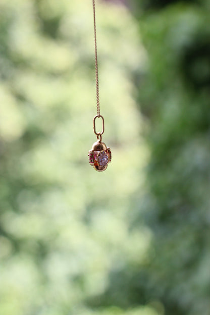 Pendentif vintage rare en or 18 carats des années 1960 avec zircons blancs et rouge framboise