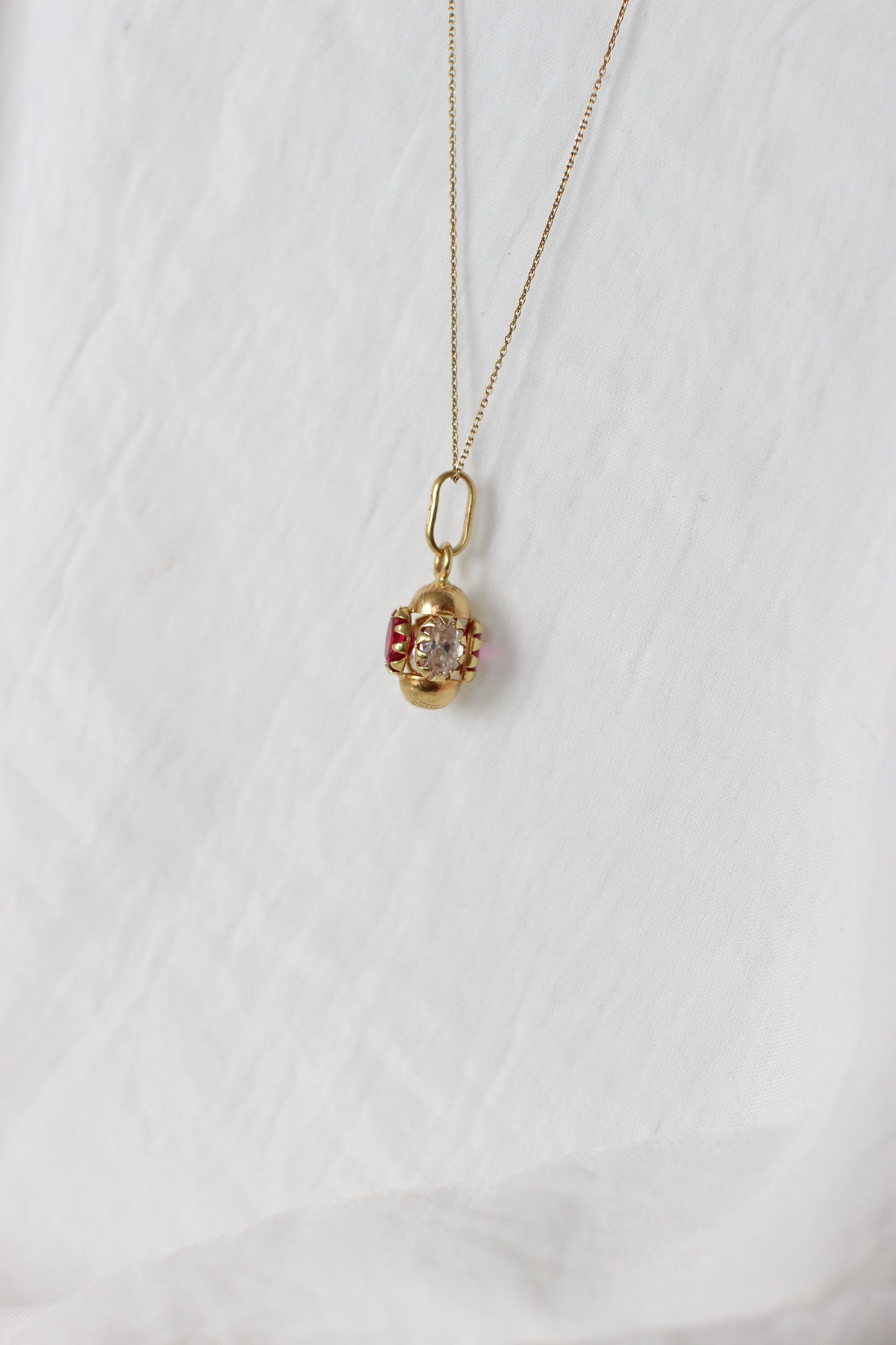 Pendentif vintage rare en or 18 carats des années 1960 avec zircons blancs et rouge framboise