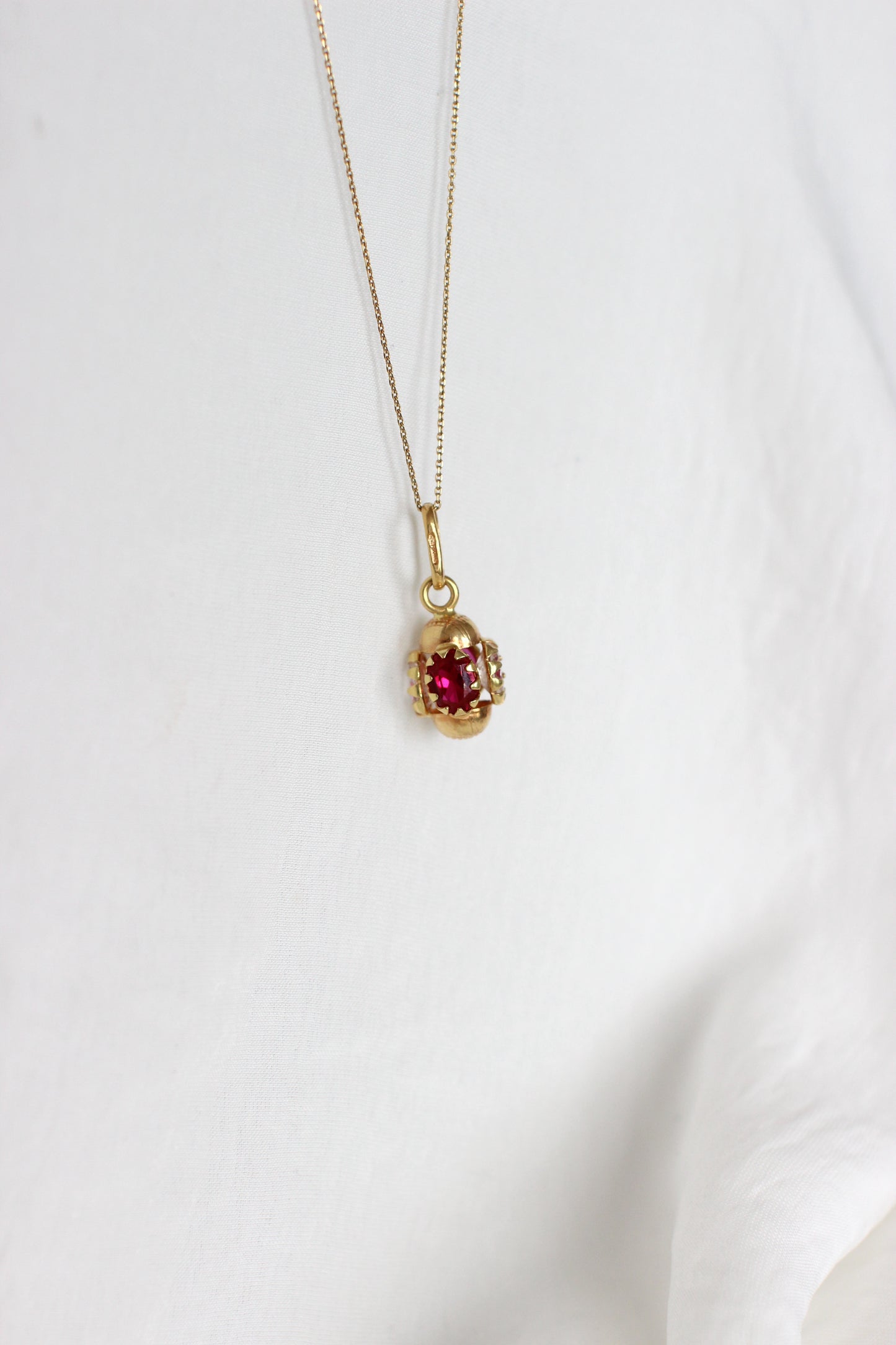 Pendentif vintage rare en or 18 carats des années 1960 avec zircons blancs et rouge framboise