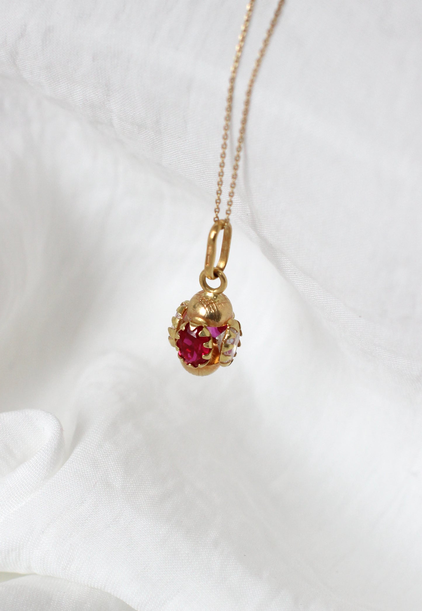 Pendentif vintage rare en or 18 carats des années 1960 avec zircons blancs et rouge framboise