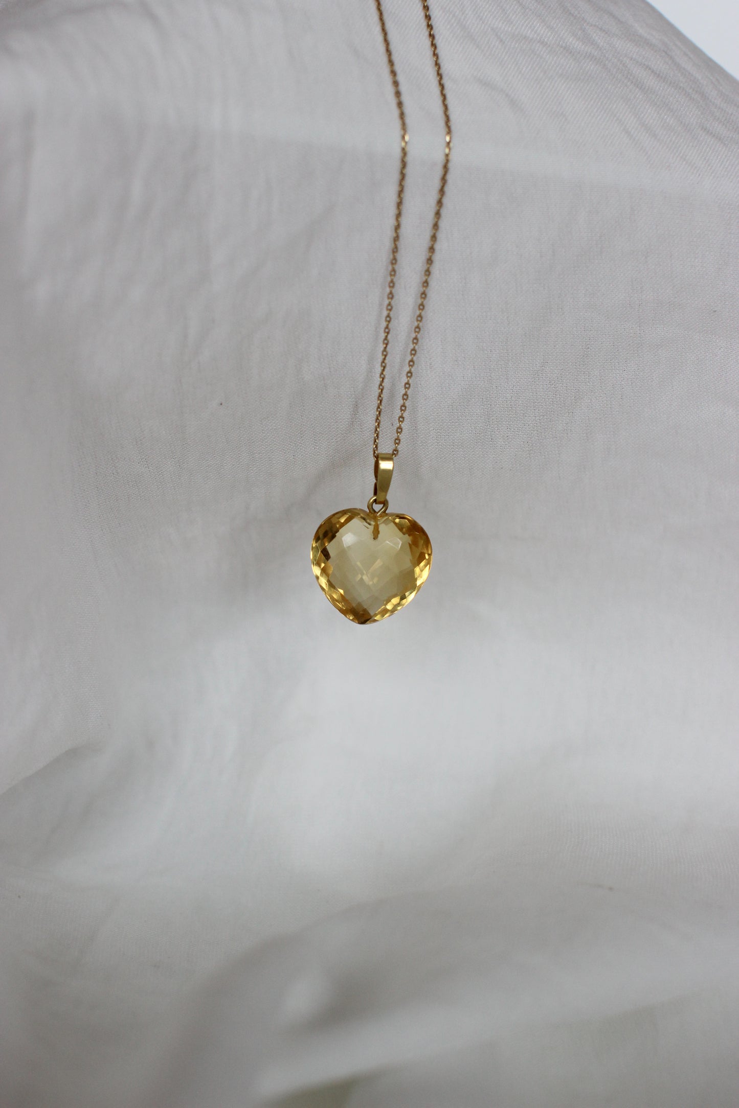 Pendentif en or 18 carats avec citrine en forme de cœur taille coussin