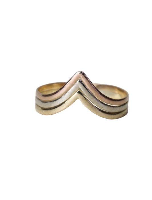Stunning 1980's V Shape 18K tri-gold ring