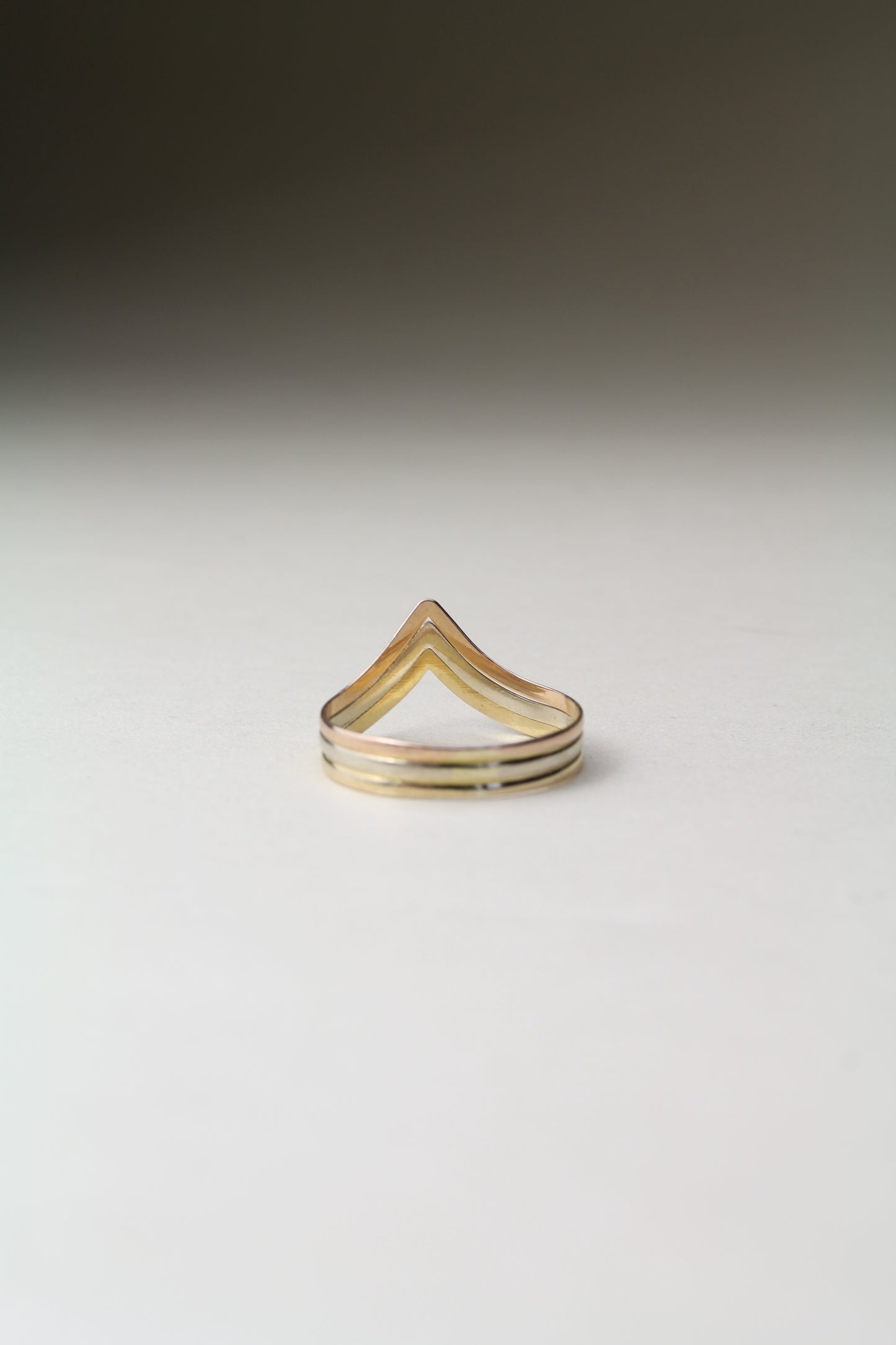 Stunning 1980's V Shape 18K tri-gold ring