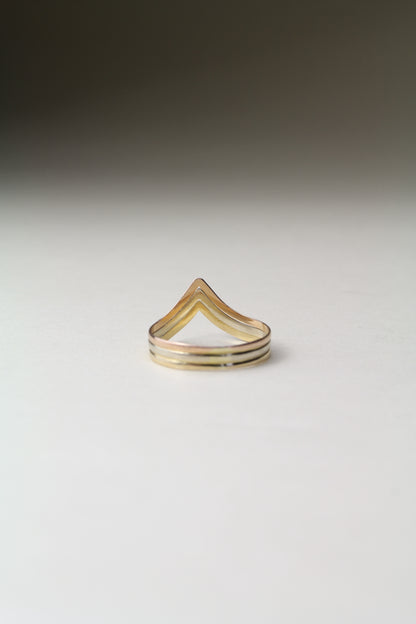 Stunning 1980's V Shape 18K tri-gold ring