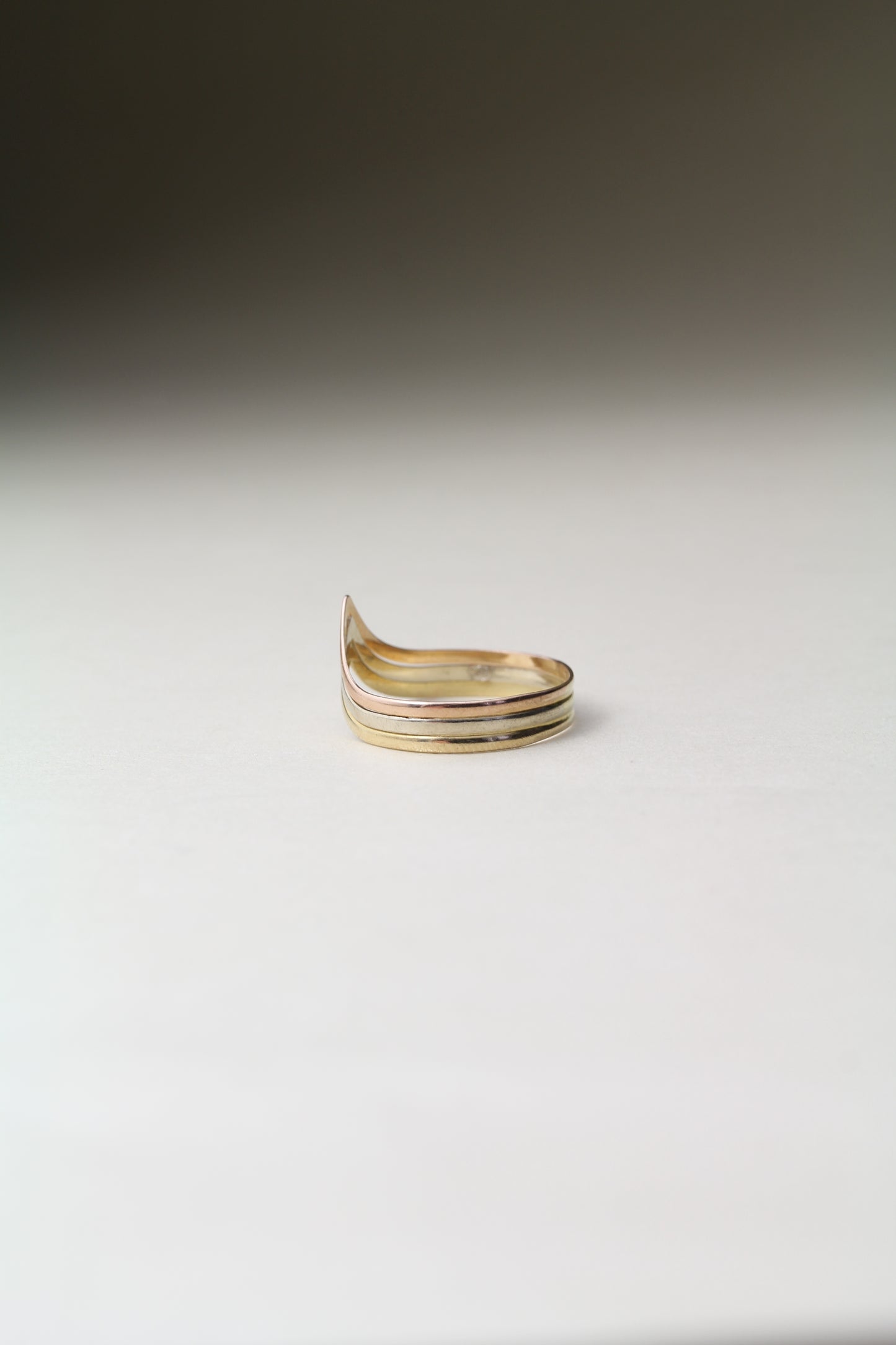 Stunning 1980's V Shape 18K tri-gold ring