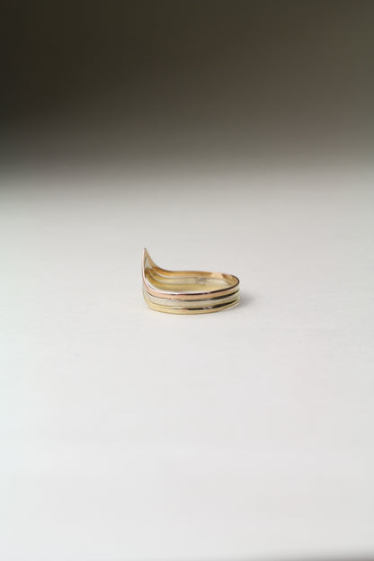 Stunning 1980's V Shape 18K tri-gold ring