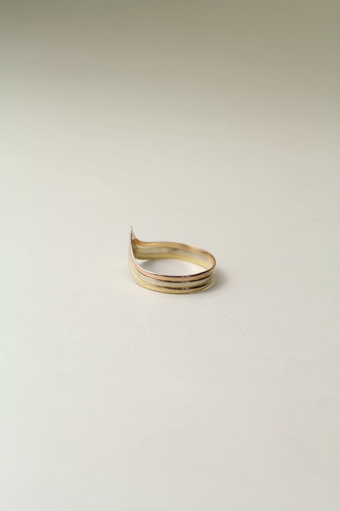 Stunning 1980's V Shape 18K tri-gold ring