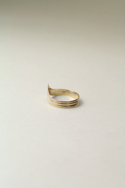 Stunning 1980's V Shape 18K tri-gold ring