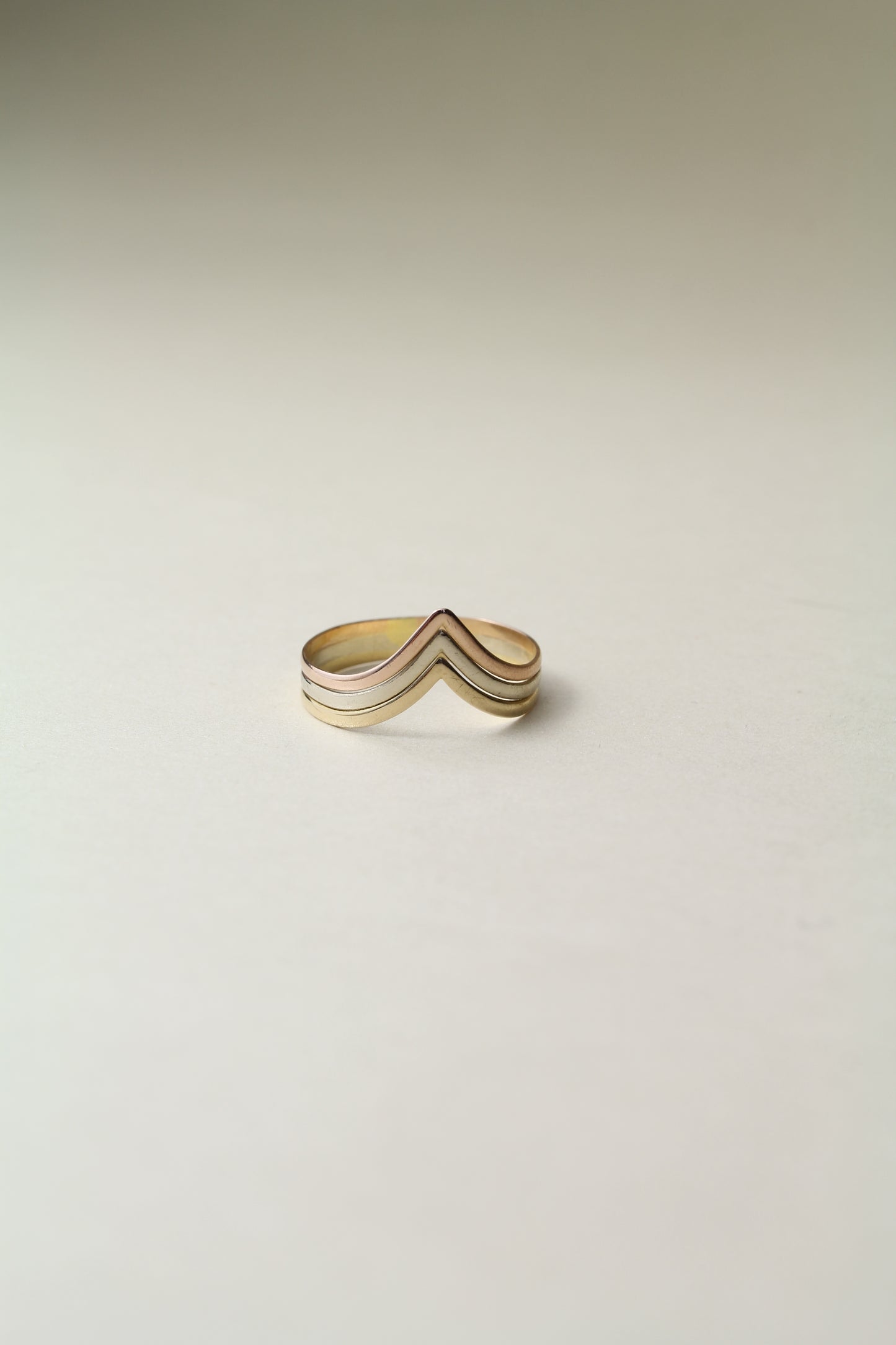 Stunning 1980's V Shape 18K tri-gold ring