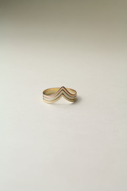 Stunning 1980's V Shape 18K tri-gold ring