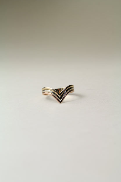 Stunning 1980's V Shape 18K tri-gold ring