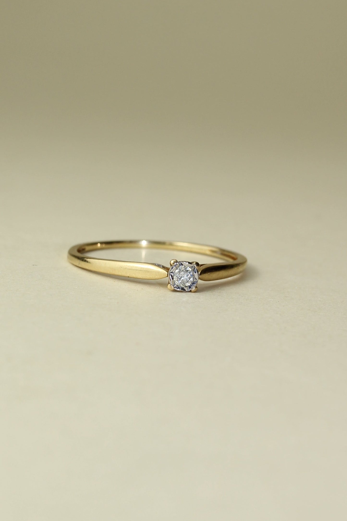 Elegant vintage 18K yellow gold solitaire Diamond ring