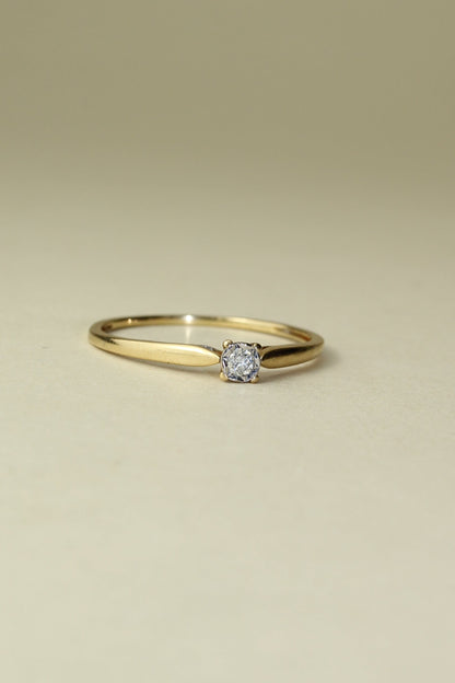 Elegant vintage 18K yellow gold solitaire Diamond ring