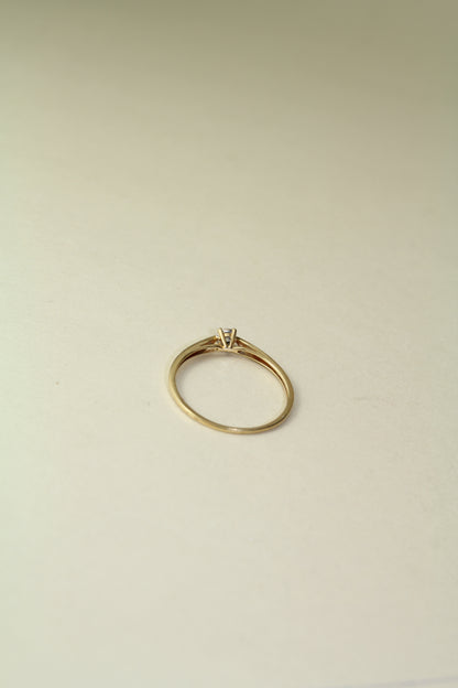 Elegant vintage 18K yellow gold solitaire Diamond ring