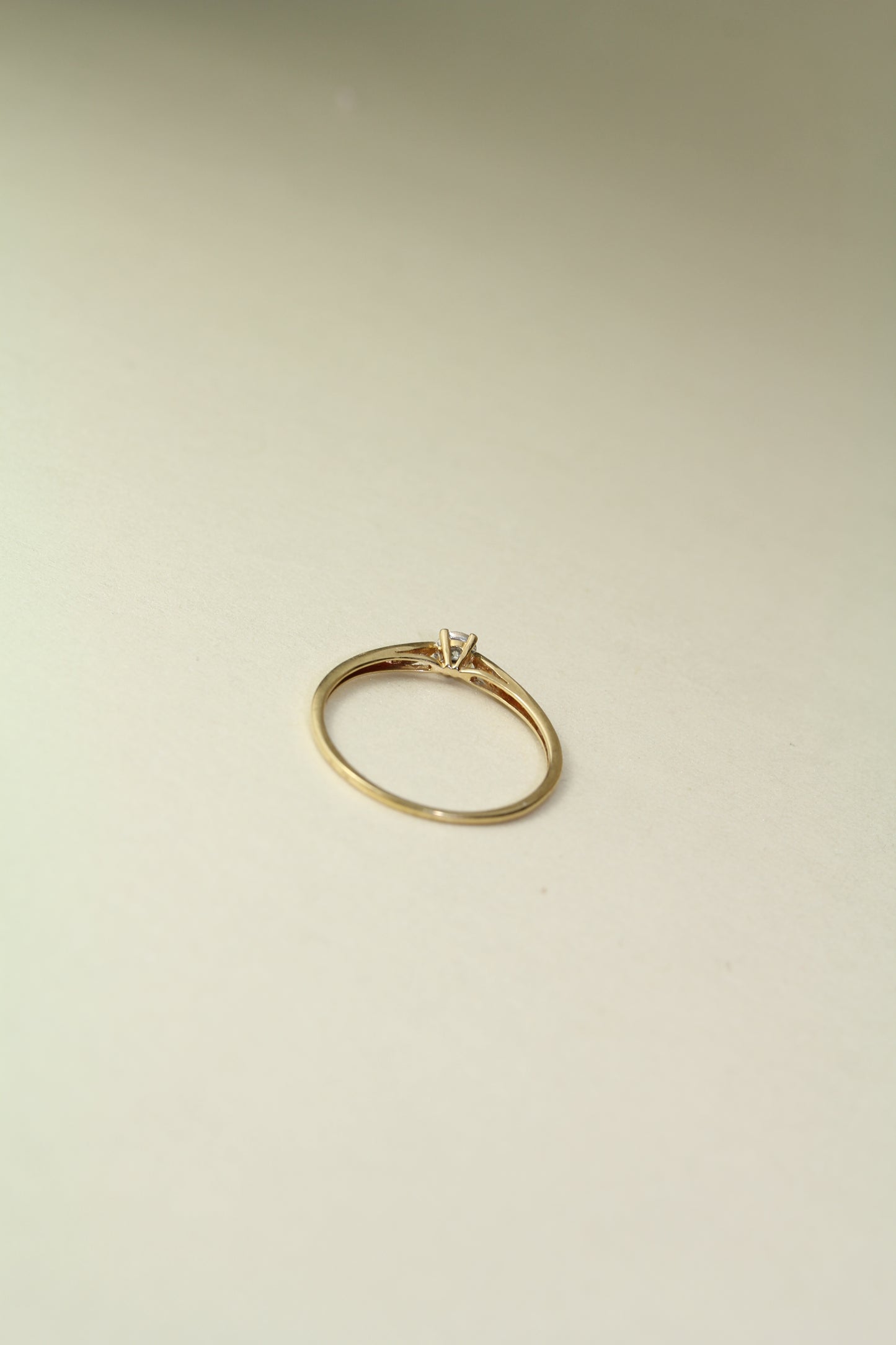 Elegant vintage 18K yellow gold solitaire Diamond ring