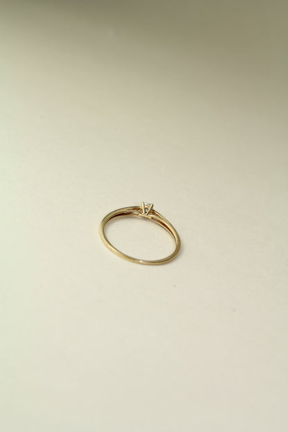 Elegant vintage 18K yellow gold solitaire Diamond ring