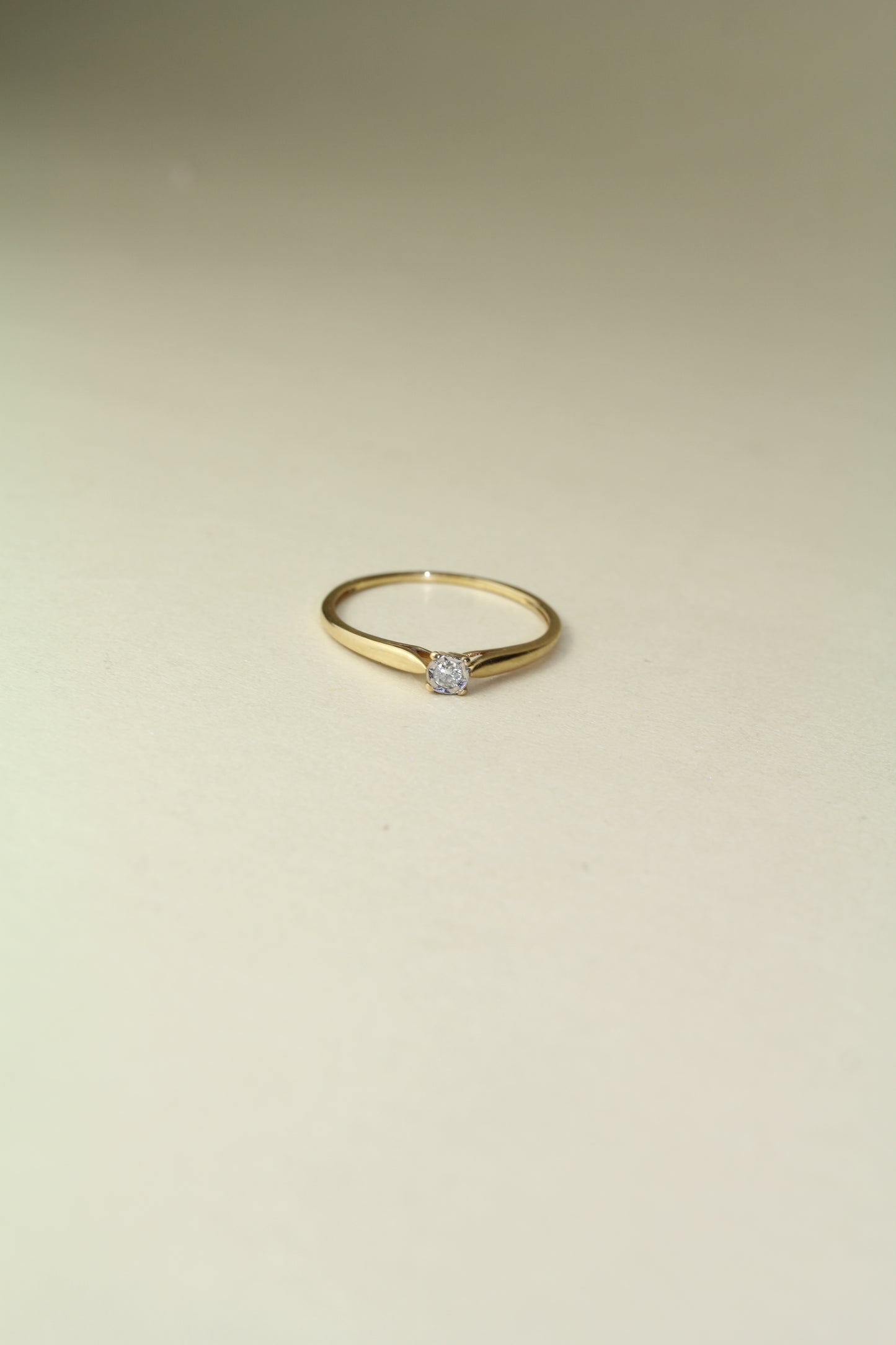 Elegant vintage 18K yellow gold solitaire Diamond ring