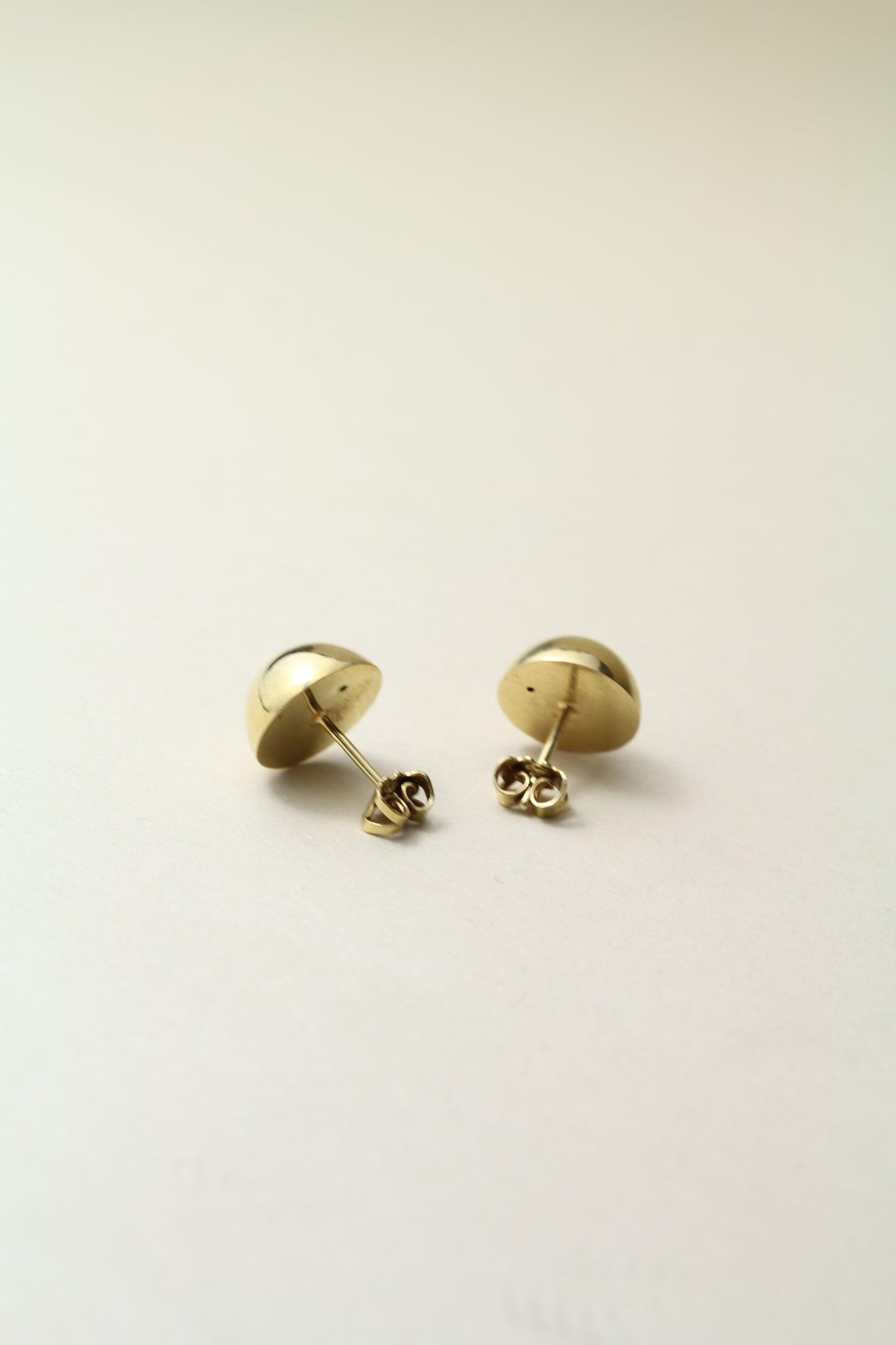 Elegant 18K Gold Spheres Earrings – Circa 1980 – Timeless & Stylish Statement