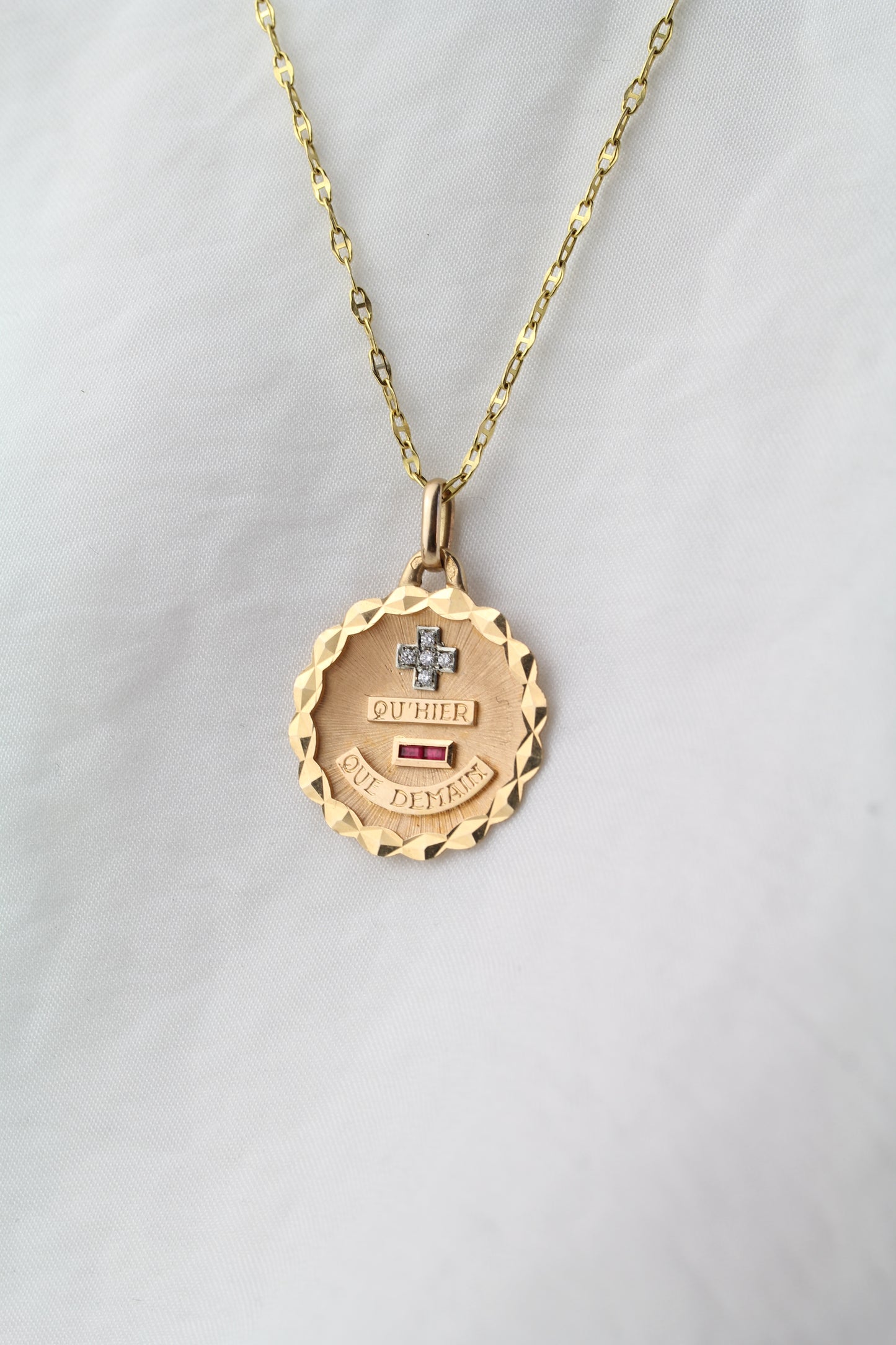 Extra Diamonds Augis 18K Gold "Plus Qu'Hier Moins Que Demain"