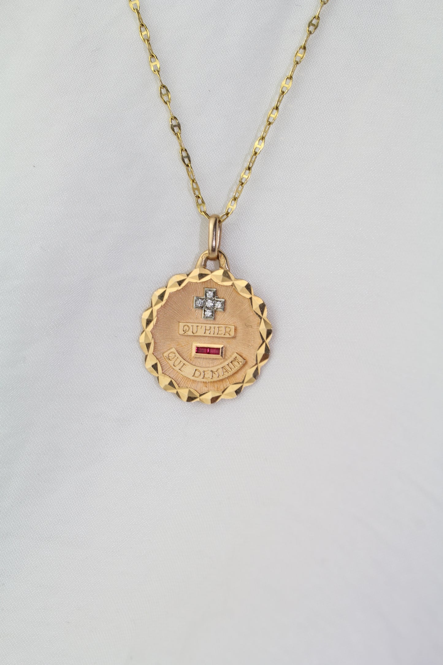 Extra Diamonds Augis 18K Gold "Plus Qu'Hier Moins Que Demain"