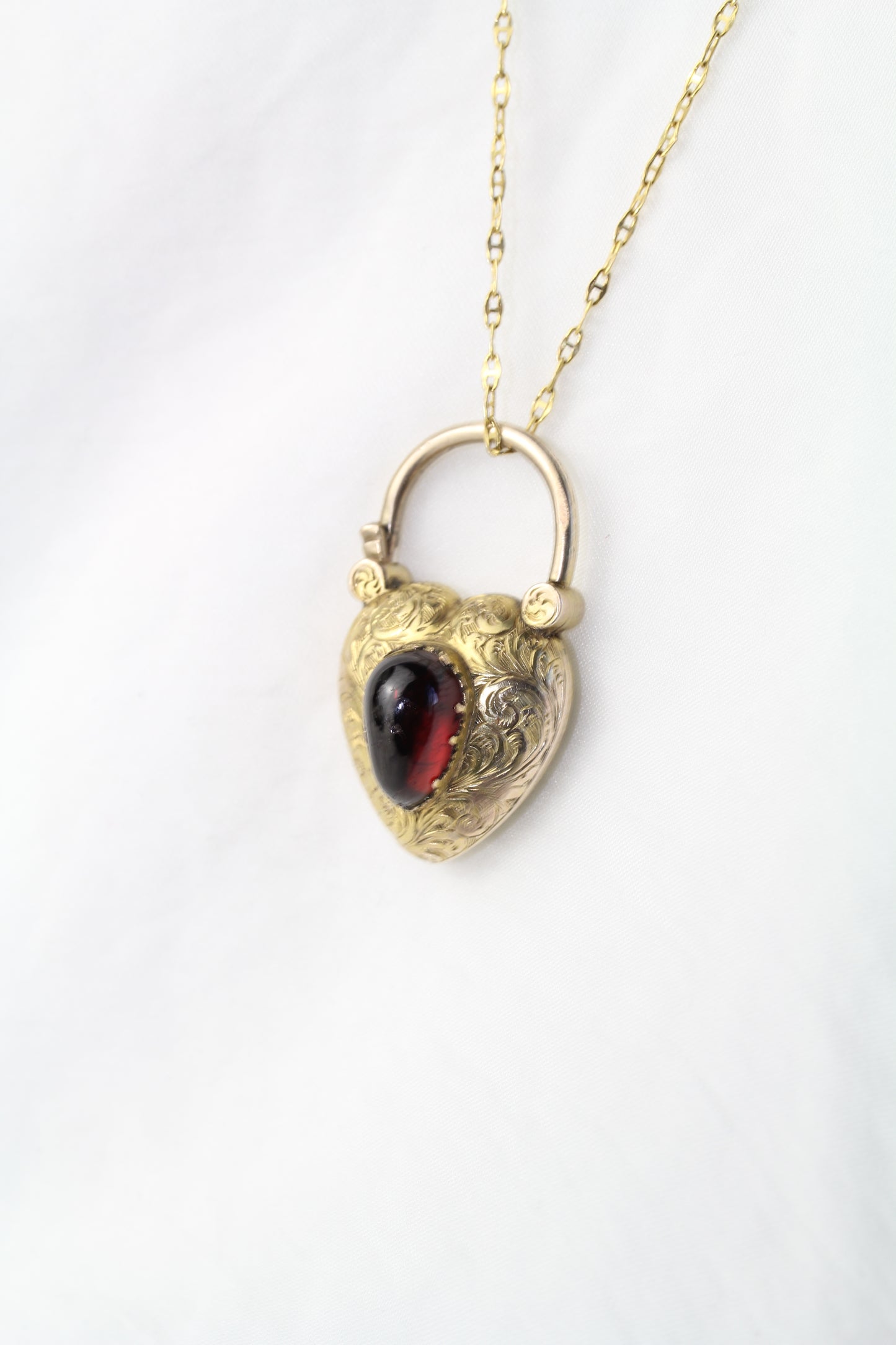 Large Victorian Heart-Shaped Garnet Padlock – Circa 1860 – Romantic 8ct Gold Antique