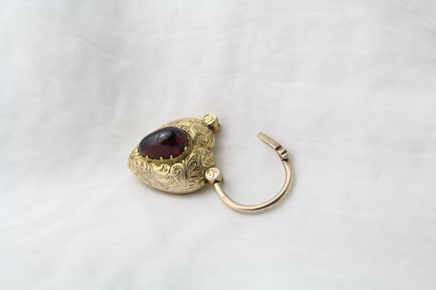 Large Victorian Heart-Shaped Garnet Padlock – Circa 1860 – Romantic 8ct Gold Antique