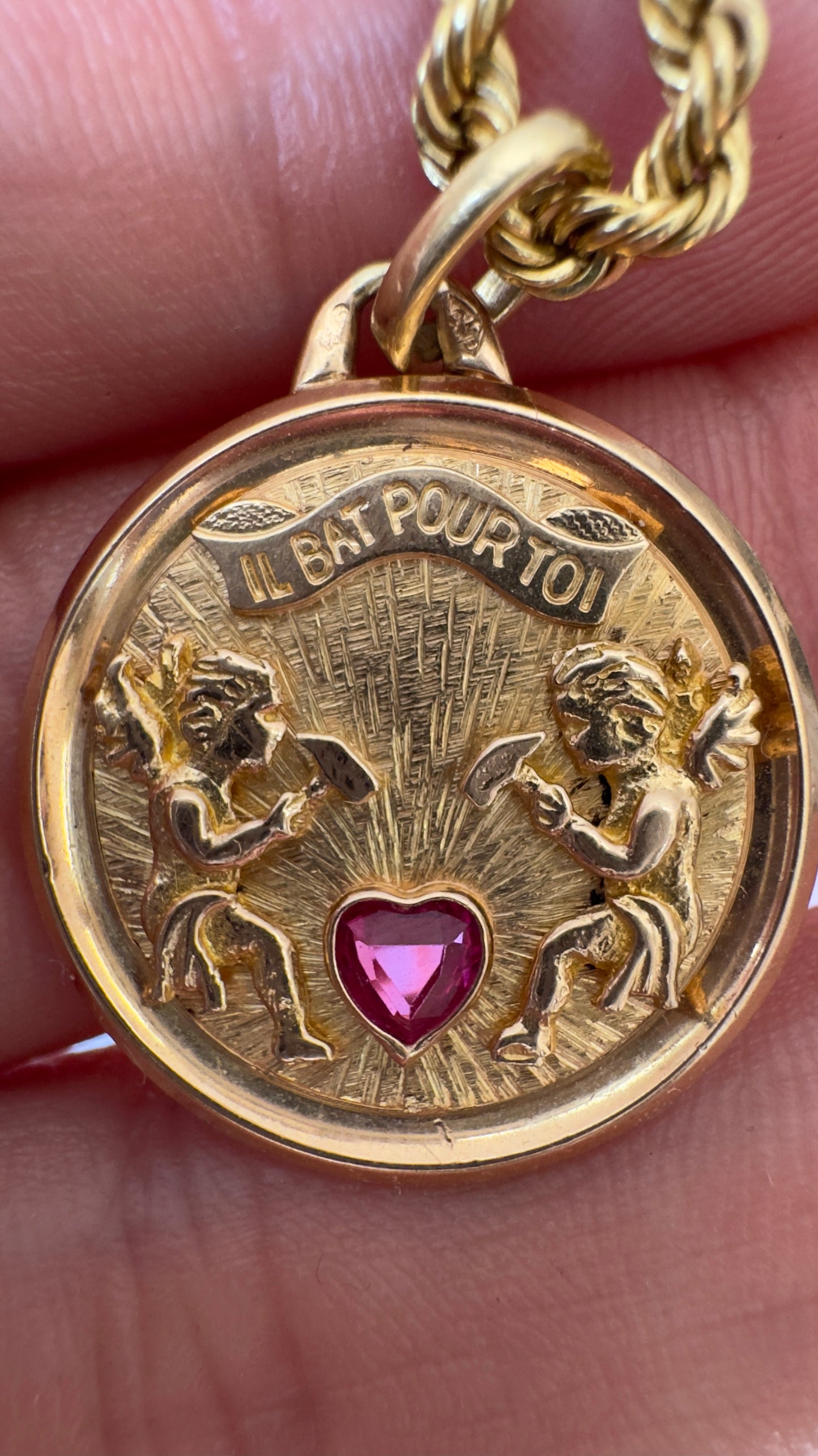 Charm rare en or 18 carats "Il bat pour toi" des Chérubins des années 60