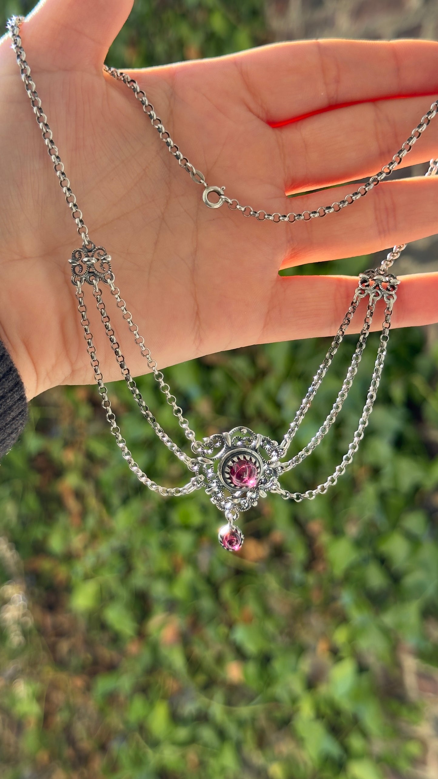 Collier médiéval en argent 925 avec pierres en verre cerise