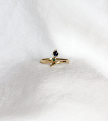 Vintage 18 Carat Gold Snake Ring with Pear-Shaped Sapphire and Emerald