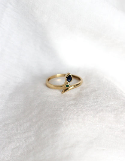 Vintage 18 Carat Gold Snake Ring with Pear-Shaped Sapphire and Emerald