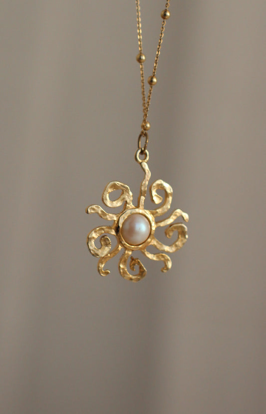 Pendentif soleil vintage et fausse perle sur une chaîne plaquée or vermeil 925