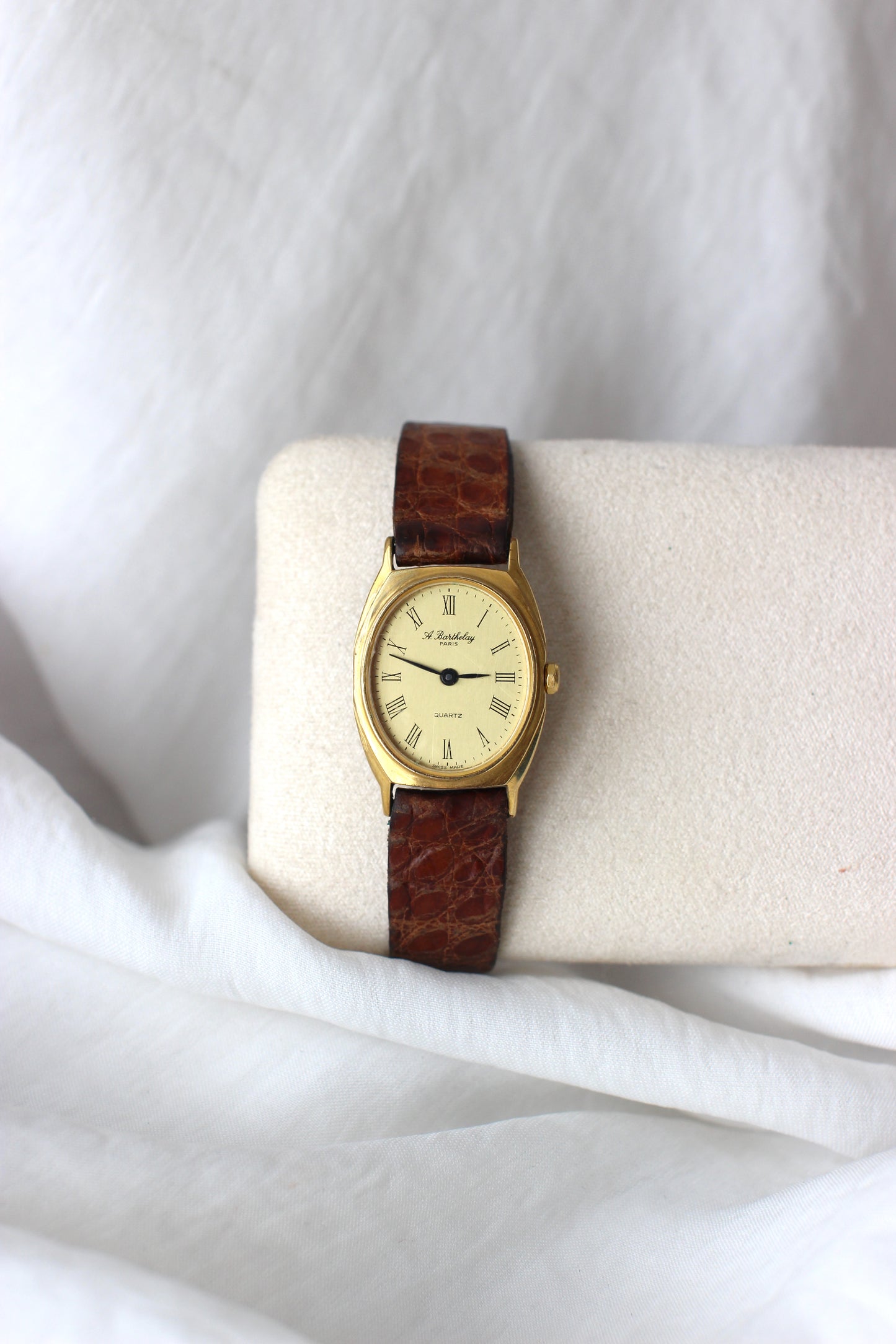 Montre vintage A. Berthelay Paris des années 1960 avec bracelet en cuir camel