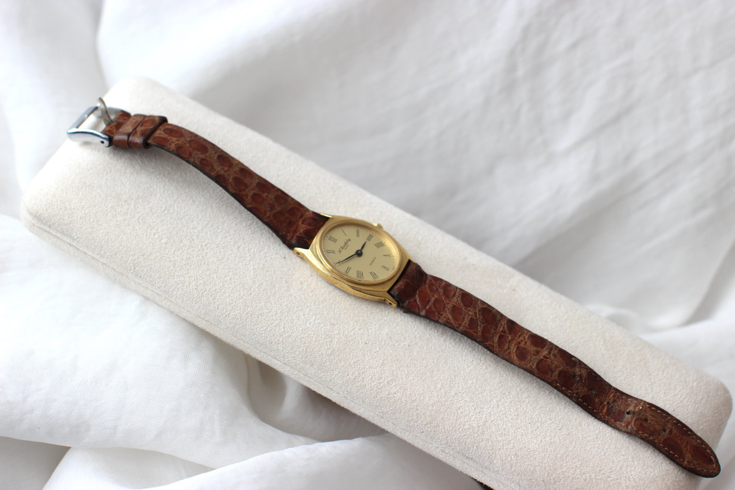 Montre vintage A. Berthelay Paris des années 1960 avec bracelet en cuir camel