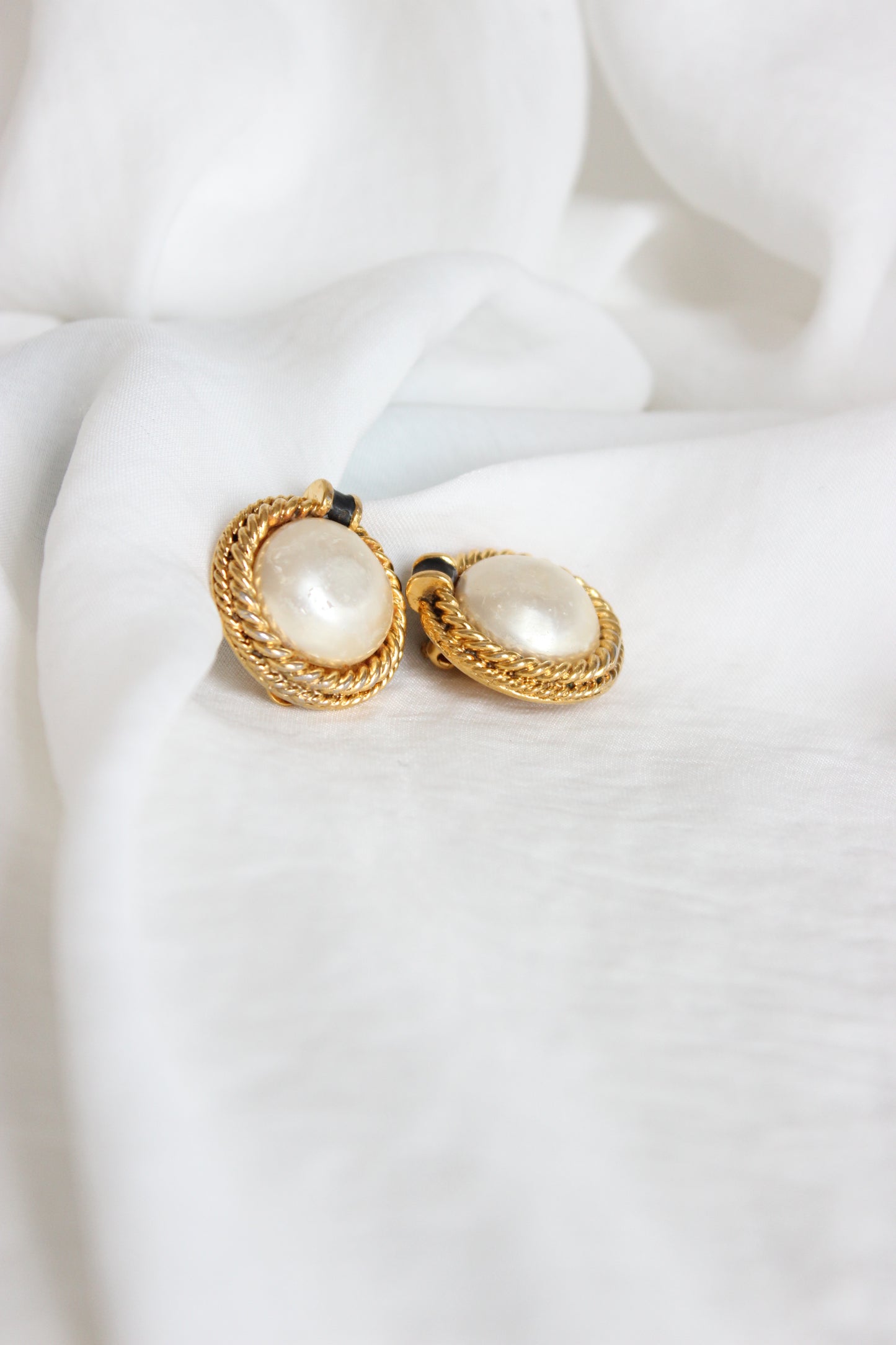 CHANEL 1980's Faux pearls Clip-On Earrings