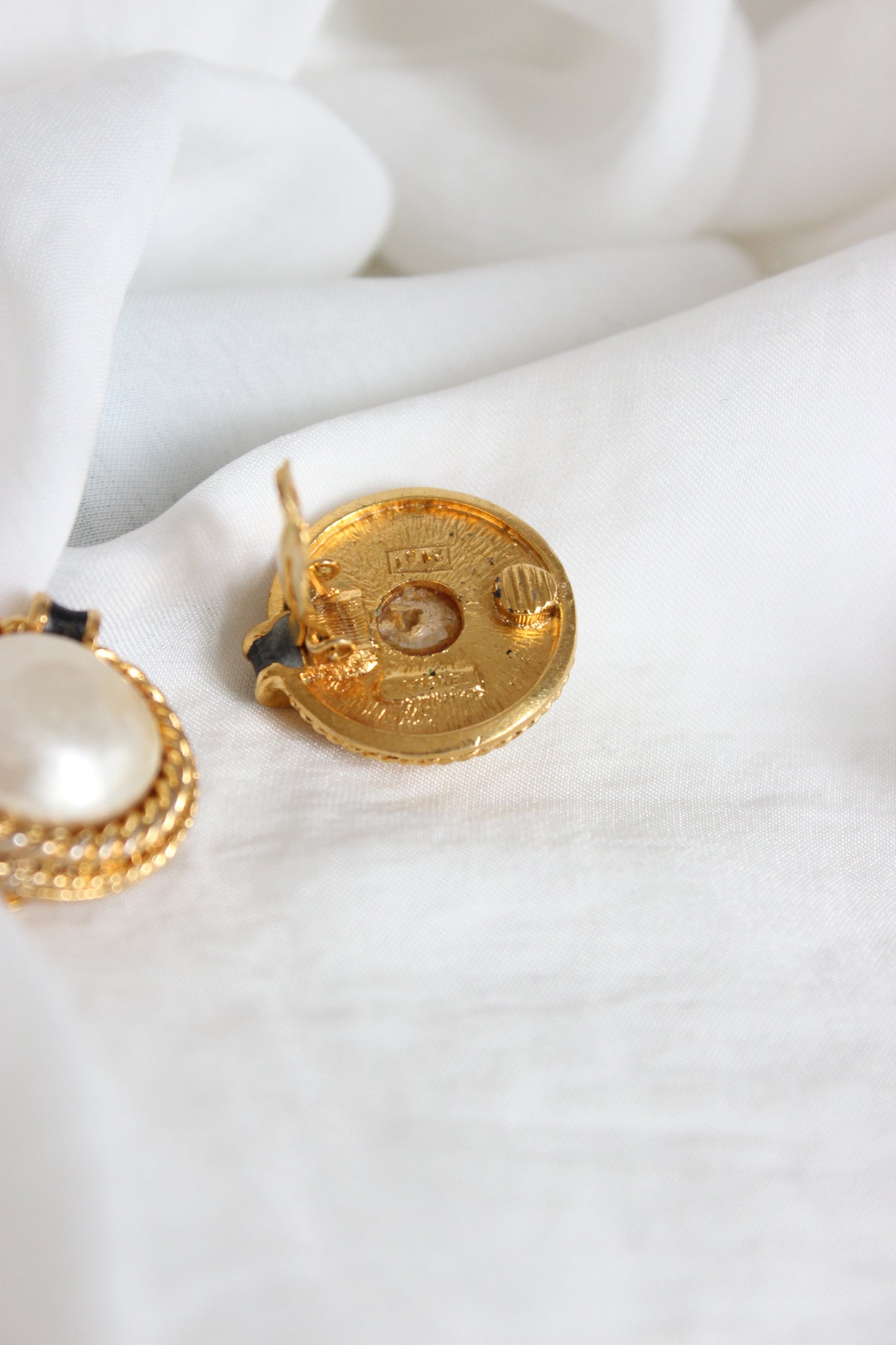 CHANEL 1980's Faux pearls Clip-On Earrings