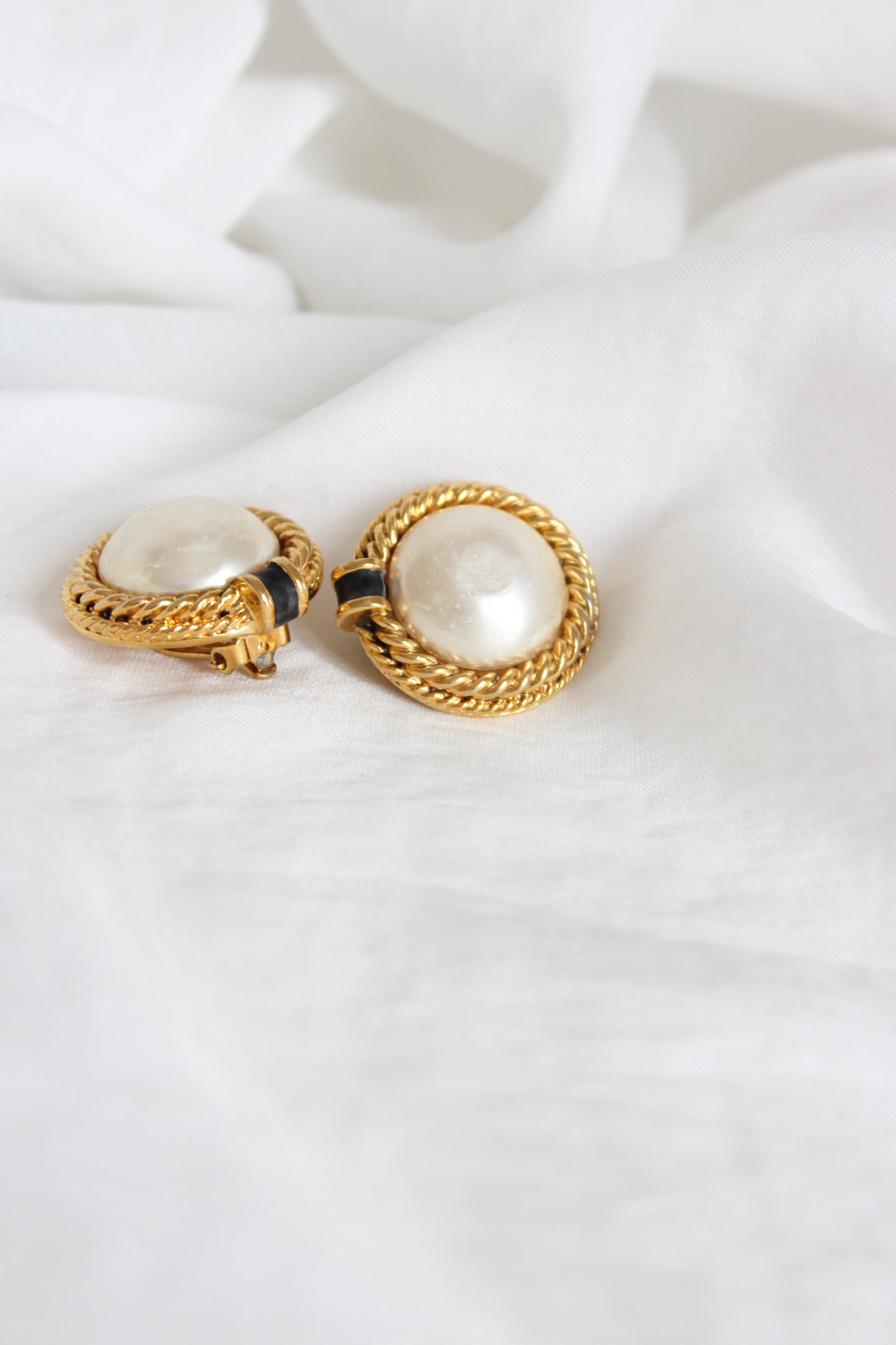 CHANEL 1980's Faux pearls Clip-On Earrings