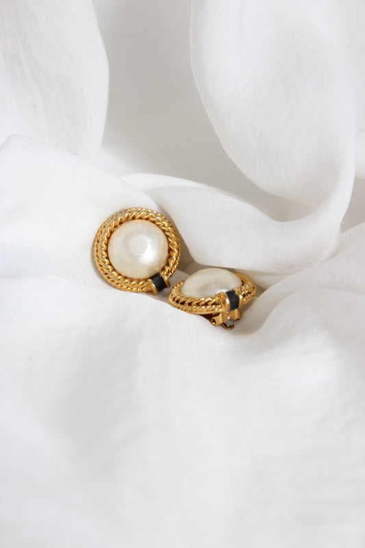 CHANEL 1980's Faux pearls Clip-On Earrings