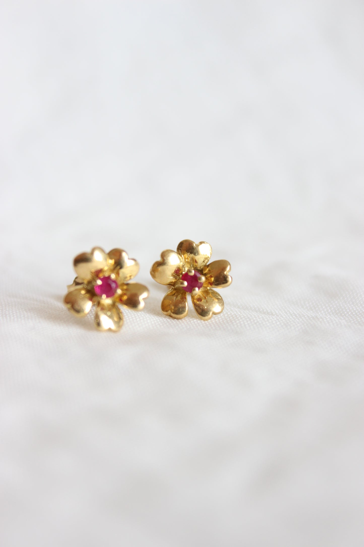 18k Gold Flower Earrings with Rubies from the 90's