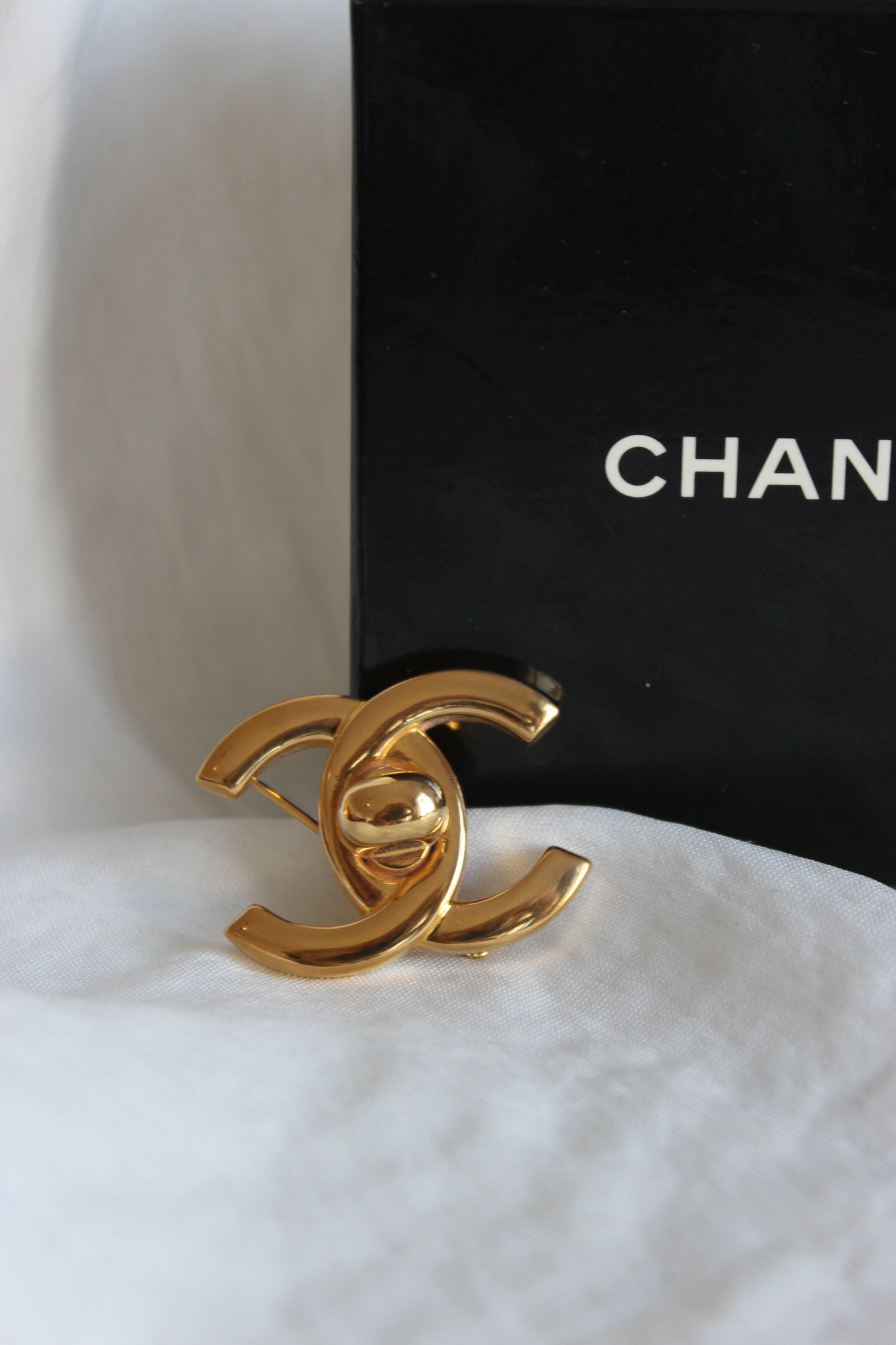 Vintage CHANEL Turnlock Brooch – Iconic 1996 Design in 24K Gold-Plated Metal