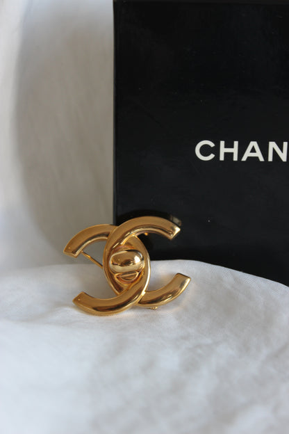 Vintage CHANEL Turnlock Brooch – Iconic 1996 Design in 24K Gold-Plated Metal