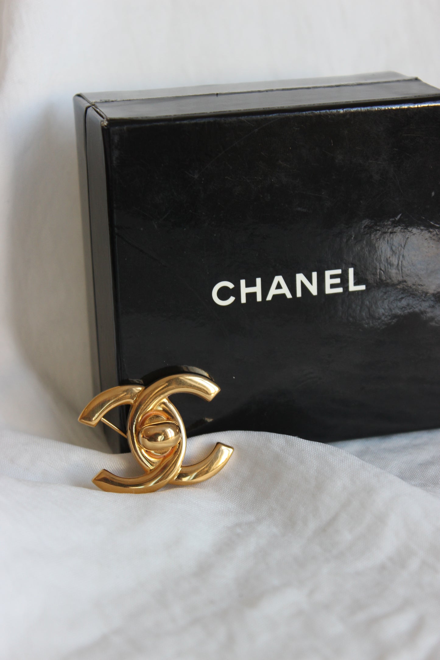 Vintage CHANEL Turnlock Brooch – Iconic 1996 Design in 24K Gold-Plated Metal