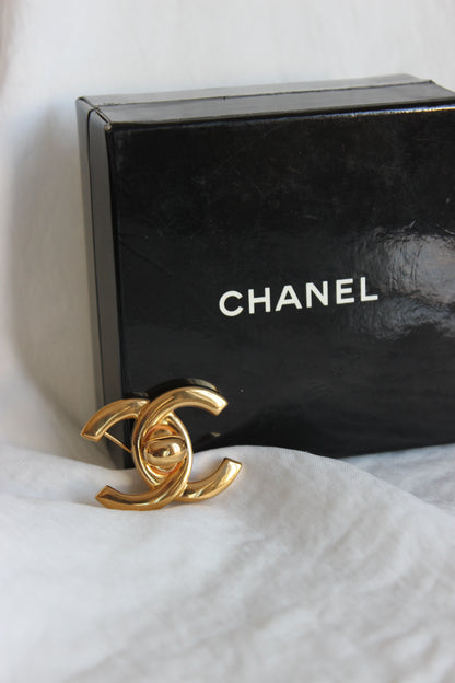 Vintage CHANEL Turnlock Brooch – Iconic 1996 Design in 24K Gold-Plated Metal