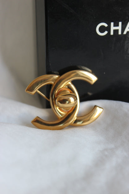 Vintage CHANEL Turnlock Brooch – Iconic 1996 Design in 24K Gold-Plated Metal