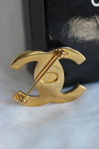 Vintage CHANEL Turnlock Brooch – Iconic 1996 Design in 24K Gold-Plated Metal