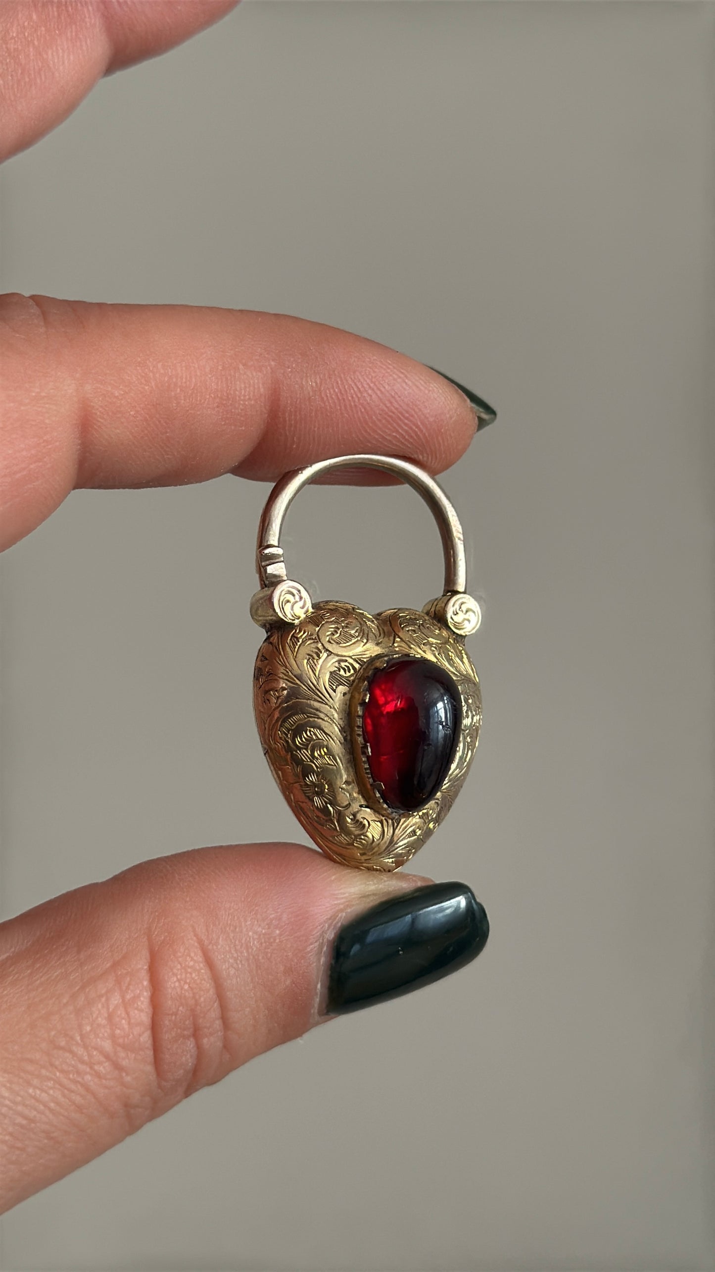Large Victorian Heart-Shaped Garnet Padlock – Circa 1860 – Romantic 8ct Gold Antique
